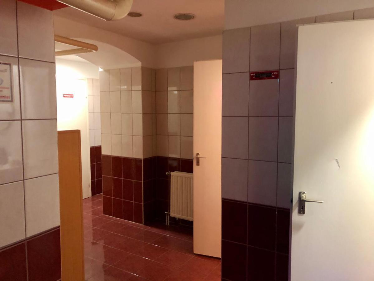 Whole Basement Former Pub3 For Bachelor / Bachelorette Party Budapeste Exterior foto